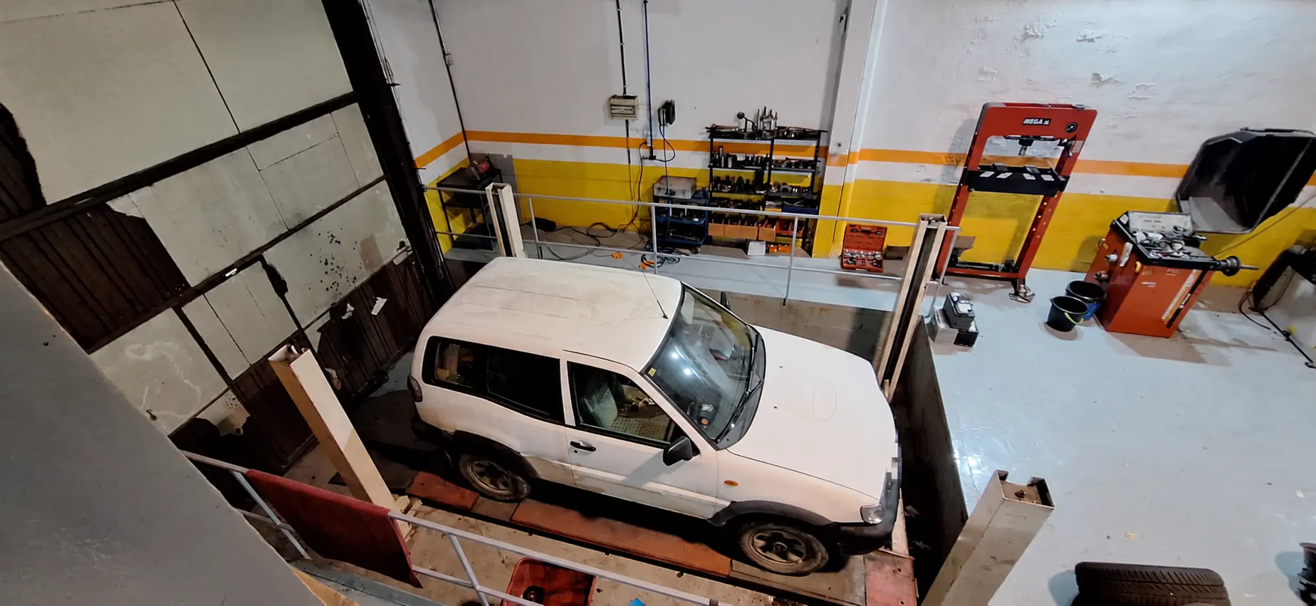 Vehículo comercial en el elevador del taller Hiruko Motor
