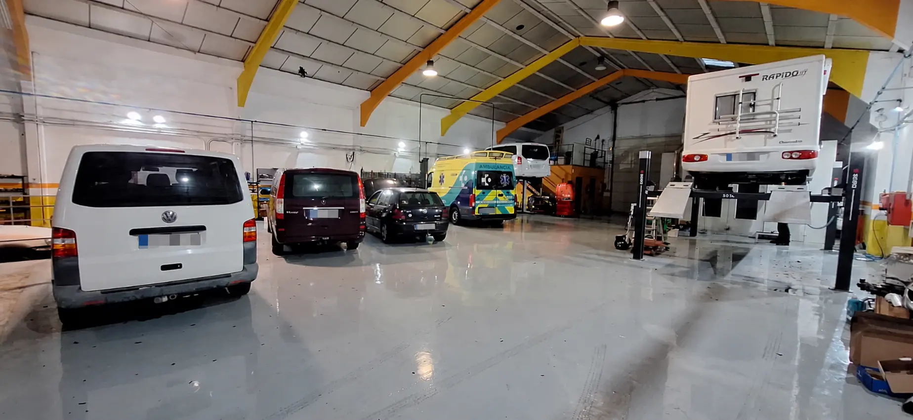 Zona principal de trabajo de Hiruko Motor con varios vehículos industriales