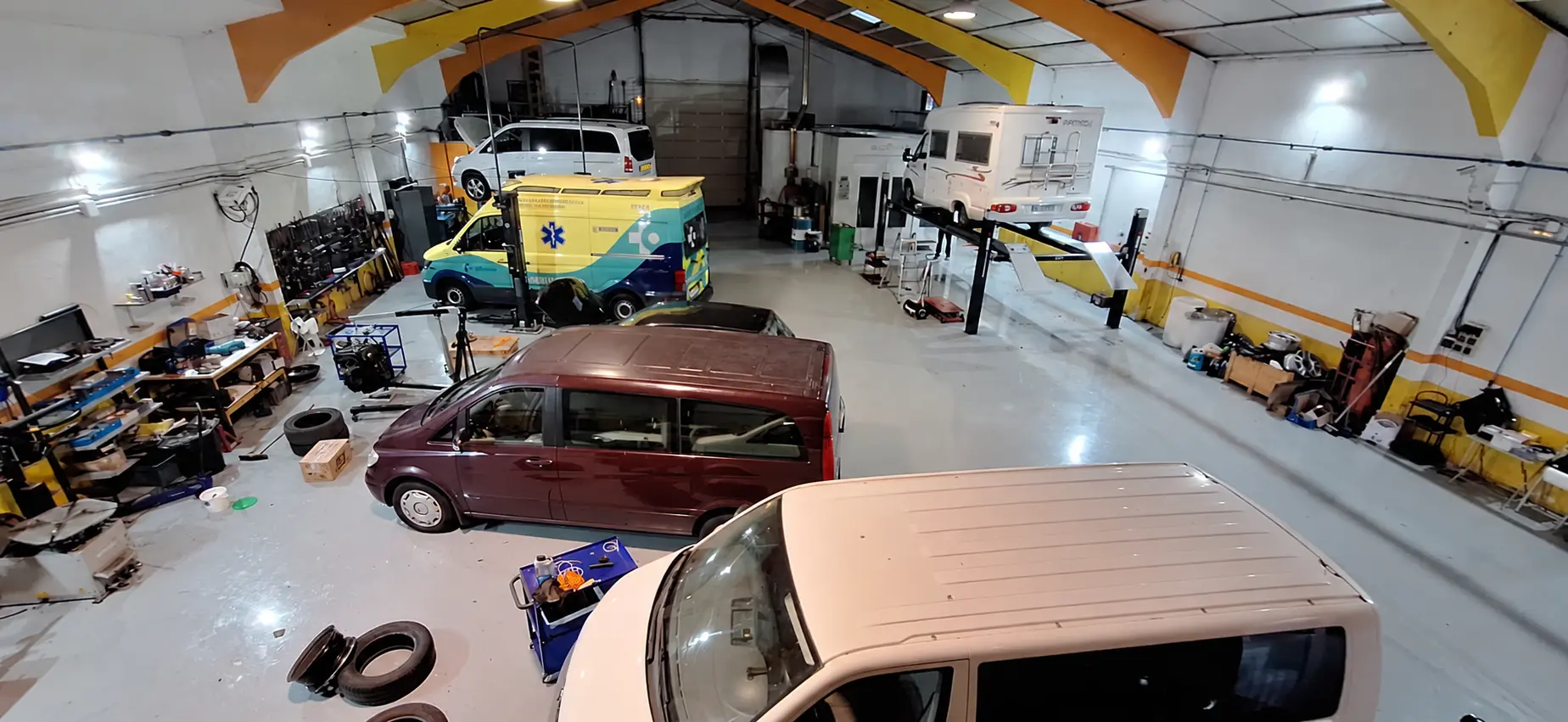Vista elevada de las instalaciones de Hiruko Motor con vehículos industriales y autocaravana